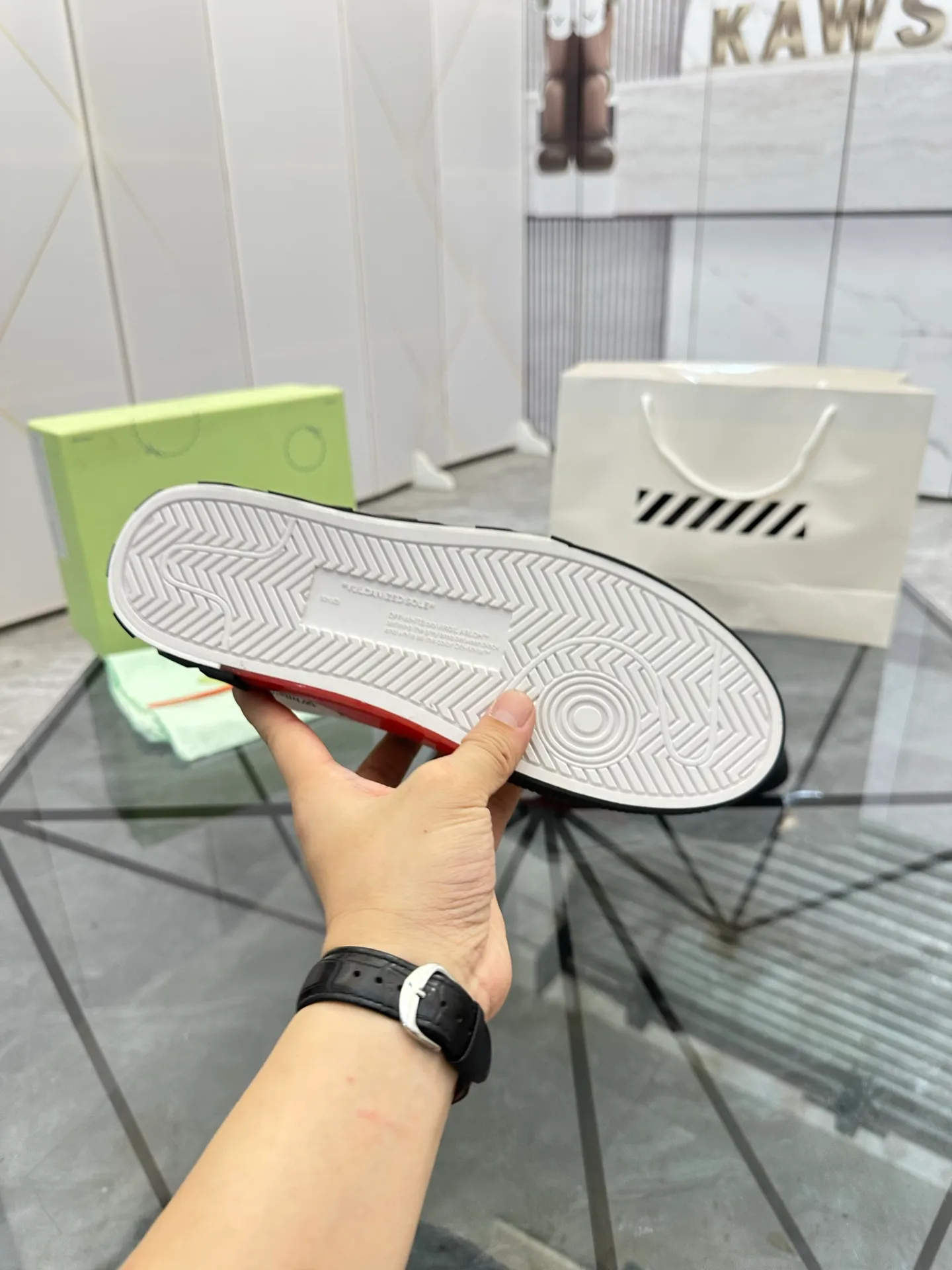 Selling men's shoes 💰: 💰P440¥ Product trademark: OFF WHITE *"OFF WHITE*" low-top casual shoes Regular size: 35-45 (can be customized to 46) Couple style Product materials: Original fabric from the upper counter, breathable lining, original outsole. No.: H203